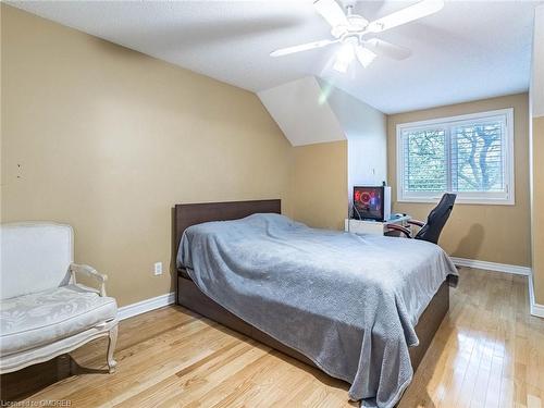 1027 Masters Green, Oakville, ON - Indoor Photo Showing Bedroom