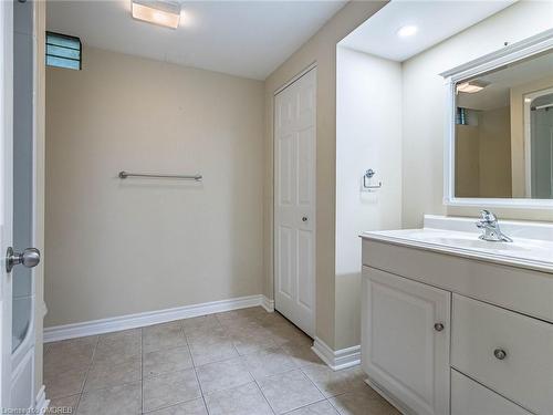 1027 Masters Green, Oakville, ON - Indoor Photo Showing Bathroom