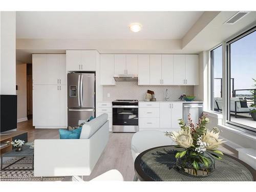 916-3220 William Coltson Avenue, Oakville, ON - Indoor Photo Showing Kitchen