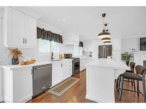 4499 Rogers Road, Burlington, ON - Indoor Photo Showing Kitchen With Upgraded Kitchen