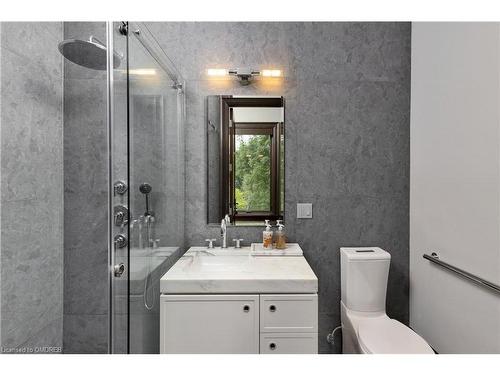 1300 Oak Lane, Mississauga, ON - Indoor Photo Showing Bathroom