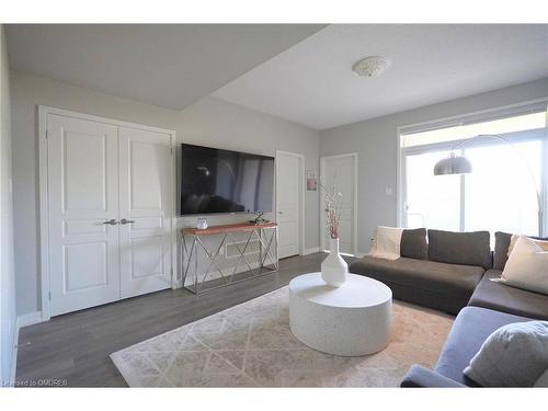 3185 Mintwood Circle Circle, Oakville, ON - Indoor Photo Showing Living Room