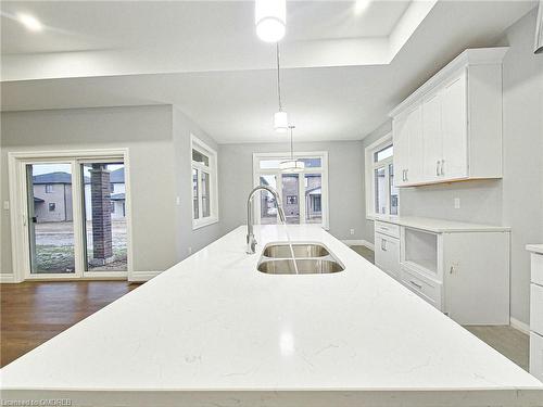 19 Tracy Drive, Chatham-Kent, ON - Indoor Photo Showing Kitchen With Double Sink