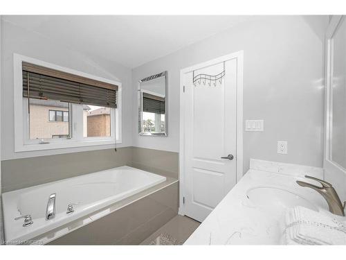 40 Aldgate Avenue, Stoney Creek, ON - Indoor Photo Showing Bathroom