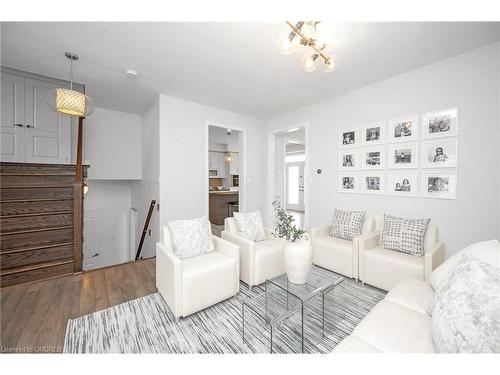 40 Aldgate Avenue, Stoney Creek, ON - Indoor Photo Showing Living Room