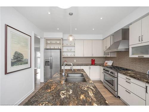 40 Aldgate Avenue, Stoney Creek, ON - Indoor Photo Showing Kitchen With Double Sink With Upgraded Kitchen