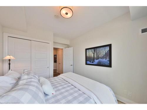 406-2025 Maria Street, Burlington, ON - Indoor Photo Showing Bedroom