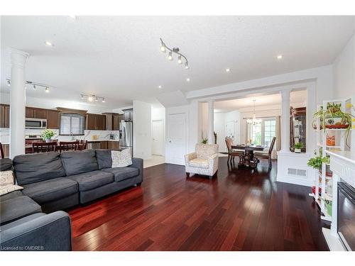 72 Hinrichs Crescent, Cambridge, ON - Indoor Photo Showing Living Room