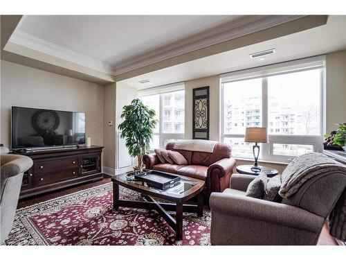 327-3500 Lakeshore Rd W, Oakville, ON - Indoor Photo Showing Living Room