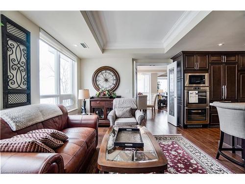 327-3500 Lakeshore Rd W, Oakville, ON - Indoor Photo Showing Living Room