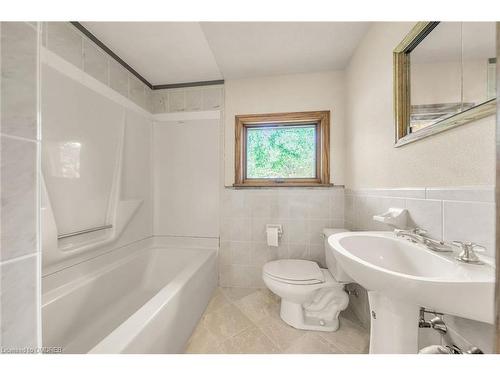 4894 Mapleview Crescent, Port Colborne, ON - Indoor Photo Showing Bathroom