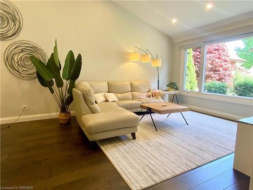 13 Boese Court, St. Catharines, ON - Indoor Photo Showing Living Room