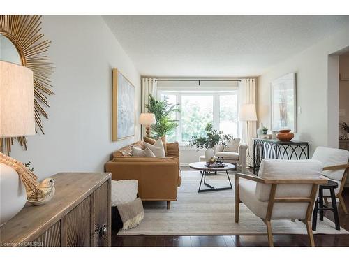 586 Hayward Crescent, Milton, ON - Indoor Photo Showing Living Room