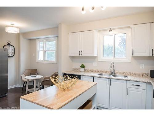 586 Hayward Crescent, Milton, ON - Indoor Photo Showing Kitchen With Double Sink