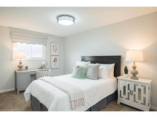 586 Hayward Crescent, Milton, ON - Indoor Photo Showing Bedroom