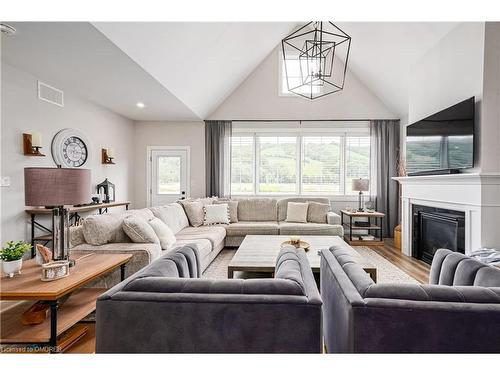 172 Courtland Street, The Blue Mountains, ON - Indoor Photo Showing Living Room With Fireplace