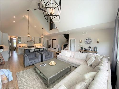 172 Courtland Street, The Blue Mountains, ON - Indoor Photo Showing Living Room