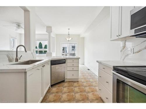 2453 Old Brompton Way, Oakville, ON - Indoor Photo Showing Kitchen With Upgraded Kitchen