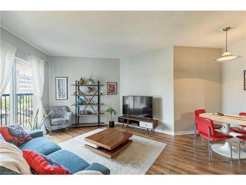 411-135 James Street S, Hamilton, ON - Indoor Photo Showing Living Room