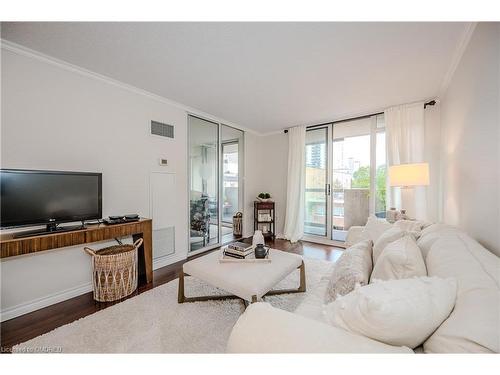 225 Merton Street, Toronto, ON - Indoor Photo Showing Living Room