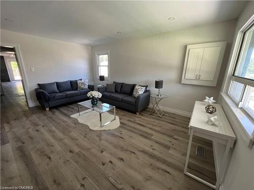 Upper-482 East 37Th Street, Hamilton, ON - Indoor Photo Showing Living Room