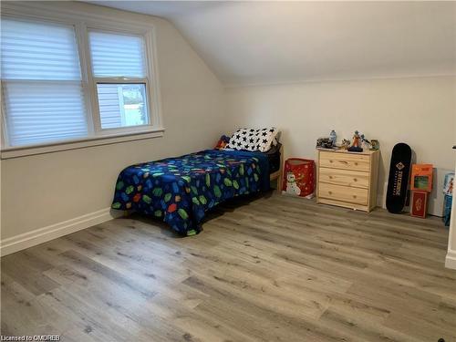 Upper-482 East 37Th Street, Hamilton, ON - Indoor Photo Showing Bedroom