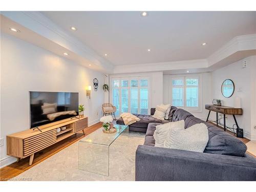 24-15 Hays Boulevard, Oakville, ON - Indoor Photo Showing Living Room