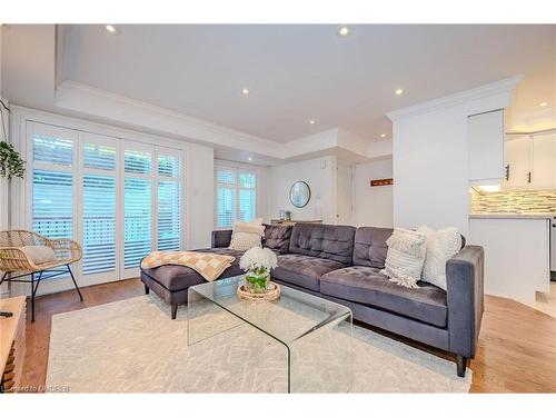 24-15 Hays Boulevard, Oakville, ON - Indoor Photo Showing Living Room