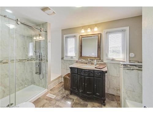 226 Poole Drive, Oakville, ON - Indoor Photo Showing Bathroom