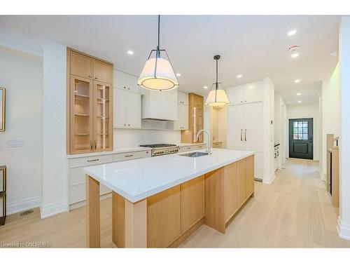 152 Chisholm Street, Oakville, ON - Indoor Photo Showing Kitchen With Upgraded Kitchen