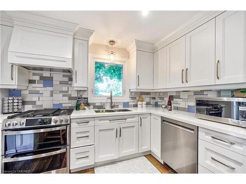 4274 Gayling Gardens, Mississauga, ON - Indoor Photo Showing Kitchen With Stainless Steel Kitchen With Double Sink With Upgraded Kitchen