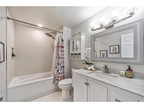 4274 Gayling Gardens, Mississauga, ON - Indoor Photo Showing Bathroom