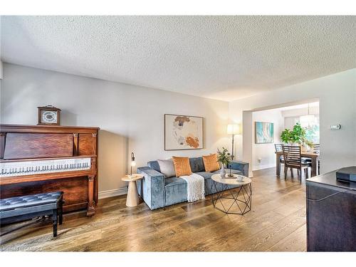 4274 Gayling Gardens, Mississauga, ON - Indoor Photo Showing Living Room