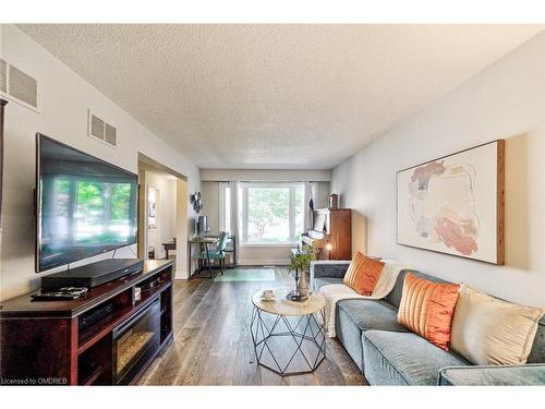 4274 Gayling Gardens, Mississauga, ON - Indoor Photo Showing Living Room