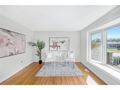 47 Endfield Avenue, Hamilton, ON - Indoor Photo Showing Living Room