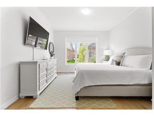 21 Overlea Drive, Brampton, ON - Indoor Photo Showing Bedroom