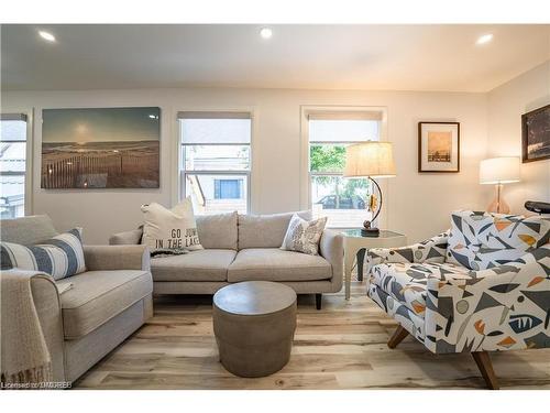 4 6Th Street, Grimsby, ON - Indoor Photo Showing Living Room