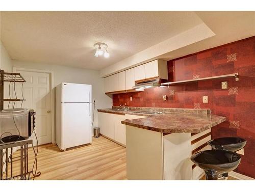 Lower-2458 Newport Street, Burlington, ON - Indoor Photo Showing Kitchen