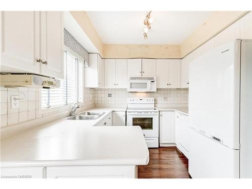 6-2315 West Oak Trails Boulevard, Oakville, ON - Indoor Photo Showing Kitchen With Double Sink