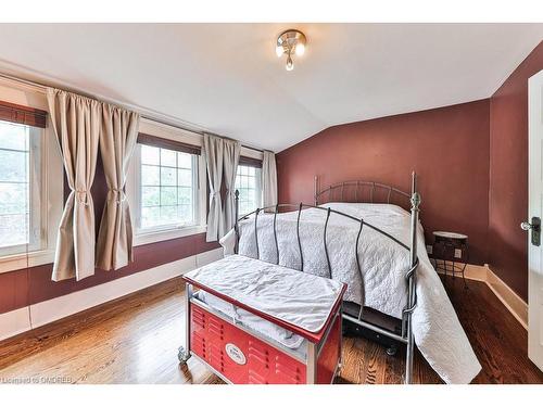 27 Woodlawn Avenue, Mississauga, ON - Indoor Photo Showing Bedroom