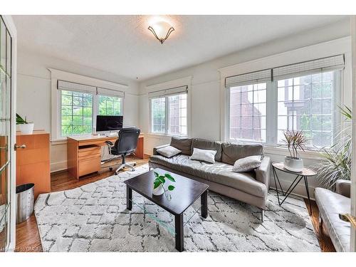 27 Woodlawn Avenue, Mississauga, ON - Indoor Photo Showing Living Room