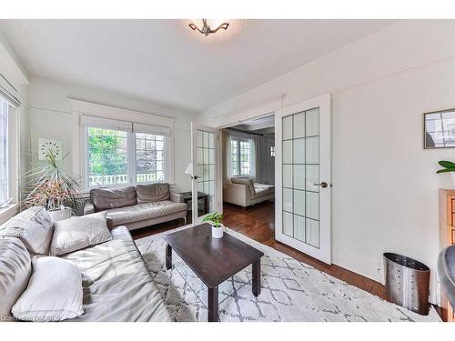 27 Woodlawn Avenue, Mississauga, ON - Indoor Photo Showing Living Room