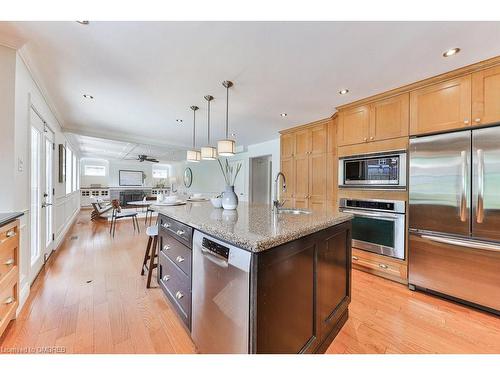 4456 Hawthorne Drive, Burlington, ON - Indoor Photo Showing Kitchen With Upgraded Kitchen