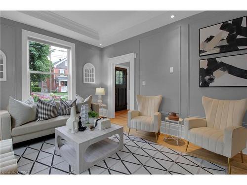 376 Pine Street, Milton, ON - Indoor Photo Showing Living Room