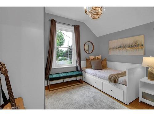 376 Pine Street, Milton, ON - Indoor Photo Showing Bedroom