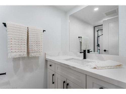 483 Holtby Avenue, Burlington, ON - Indoor Photo Showing Bathroom