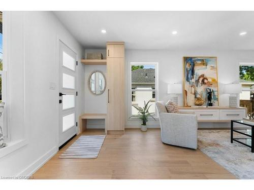 483 Holtby Avenue, Burlington, ON - Indoor Photo Showing Living Room