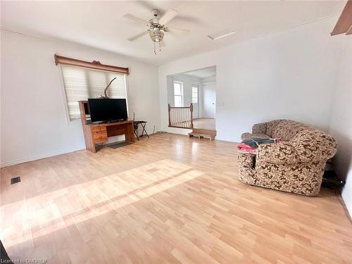 46 Concord Avenue, St. Catharines, ON - Indoor Photo Showing Living Room