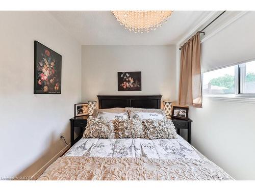 184 Warner Drive, Oakville, ON - Indoor Photo Showing Bedroom