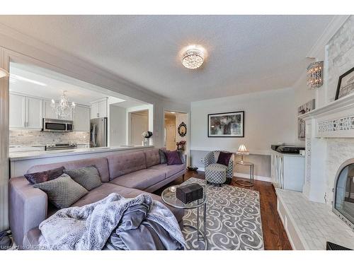 184 Warner Drive, Oakville, ON - Indoor Photo Showing Living Room